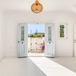 Villa Zeos - Cycladic House Close To The *
