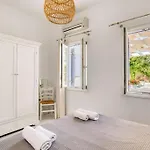 Zeos - Cycladic House Close To The Villa Ambelas