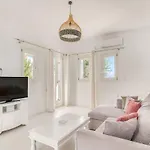 Zeos - Cycladic House Close To The Villa *