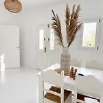 Villa Zeos - Cycladic House Close To The *