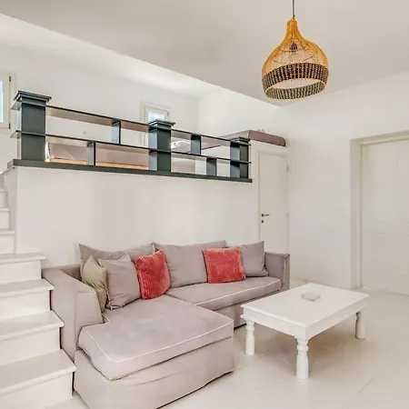 Villa Zeos - Cycladic House Close To The