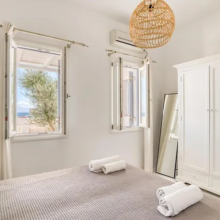 Villa Zeos - Cycladic House Close To The