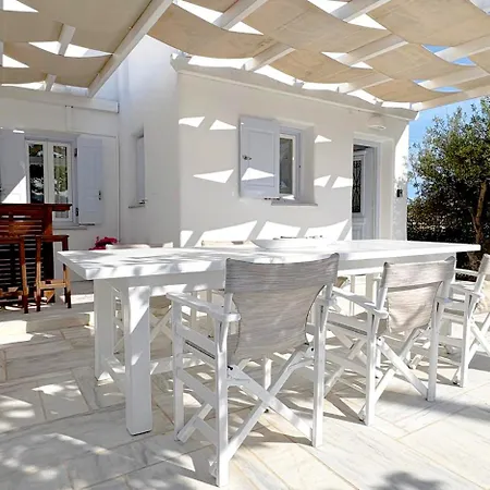 Villa Zeos - Cycladic House Close To The Ambelas