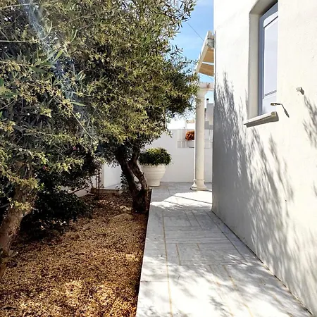 Villa Zeos - Cycladic House Close To The *